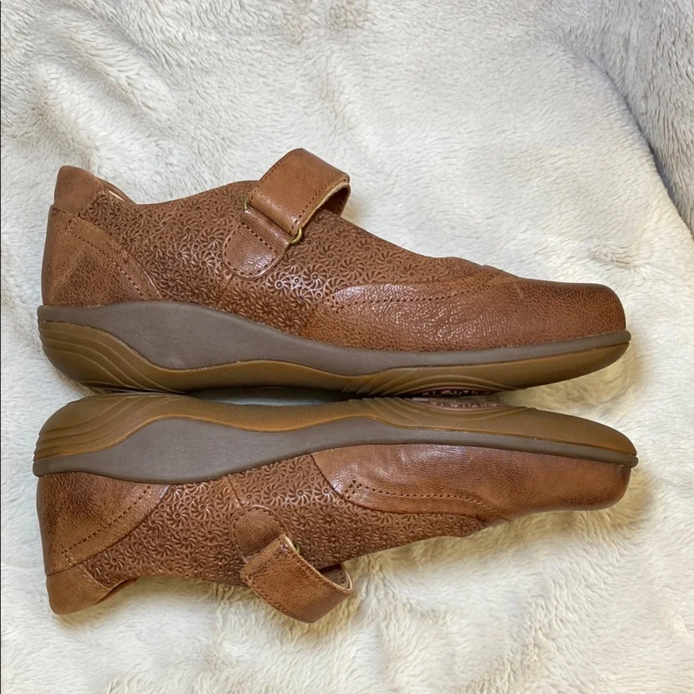Halsa Footwear Brown Textured Flats with Strap
